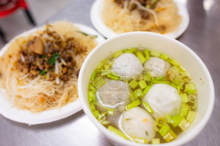 Téléchargez les photos : Soupe de boulettes de viande de poisson et vermicelles de riz frit au restaurant local taïwanais - en image libre de droit