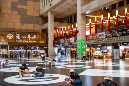 Téléchargez les photos : Taiwan - 26 juillet 2023 : Intérieur du bâtiment de la gare principale de Taipei - en image libre de droit