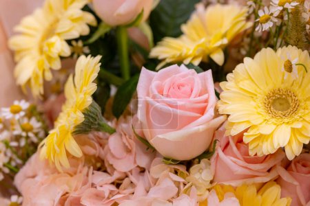 Téléchargez les photos : Beau bouquet de fleurs avec rose et hortensia - en image libre de droit