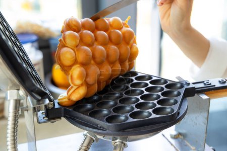 Téléchargez les photos : Faire gaufre aux œufs de style Hong Kong - en image libre de droit