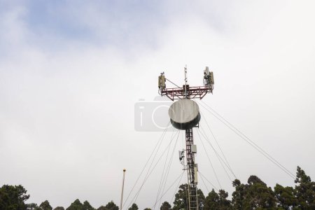 Foto de Torre de la antena de comunicación del teléfono celular en la parte superior - Imagen libre de derechos