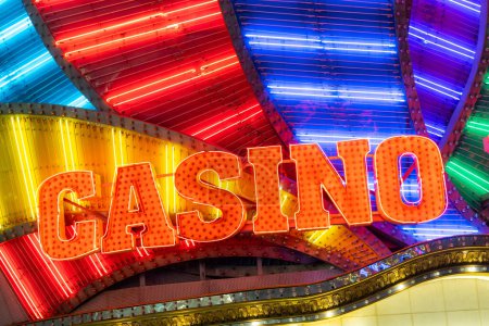 Foto de Neon casino sign lit up over the building at night - Imagen libre de derechos
