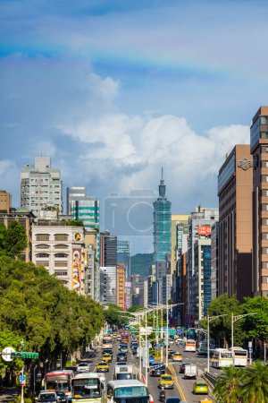 Foto de Taiwán - 25 de julio de 2023: Taipei City skyline con arco iris - Imagen libre de derechos