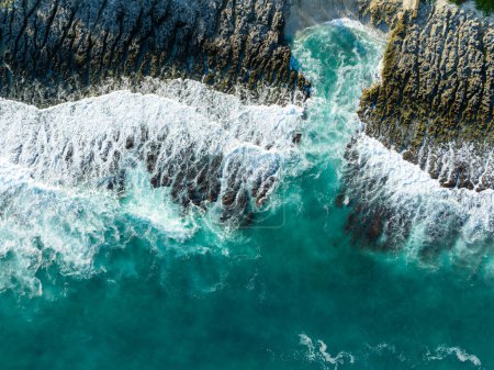 Téléchargez les photos : Drone voler au-dessus de la côte de la mer - en image libre de droit