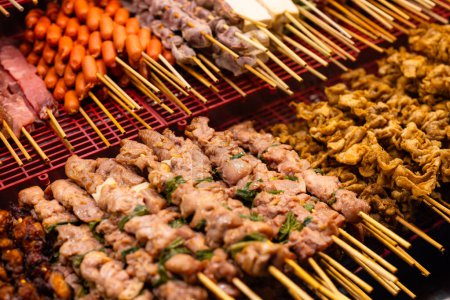 Téléchargez les photos : Broche de viande au marché de rue - en image libre de droit