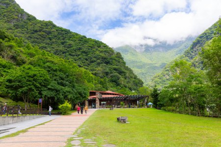 Foto de Hualien, Taiwán - 16 de mayo de 2023: Centro turístico de Buluowan en el Parque Nacional Taroko - Imagen libre de derechos