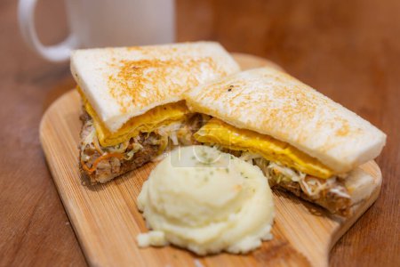 Foto de Deliciosos sándwiches tostados con huevo - Imagen libre de derechos