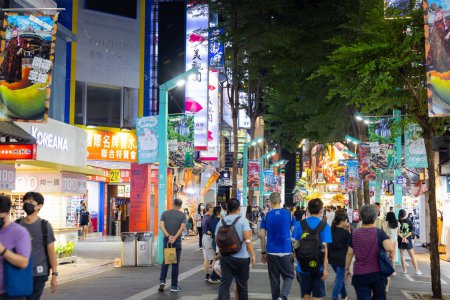 Foto de Taipei, Taiwán - 22 de septiembre de 2022: Taipei City street in Ximending at night - Imagen libre de derechos
