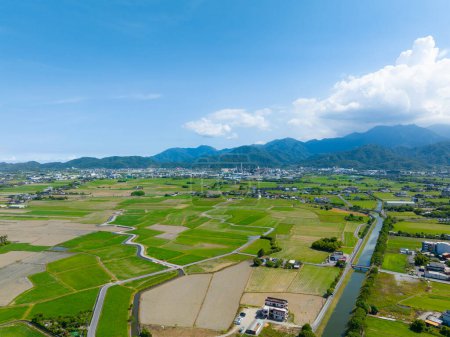 Téléchargez les photos : Un drone survole la campagne yilane à Taiwan - en image libre de droit
