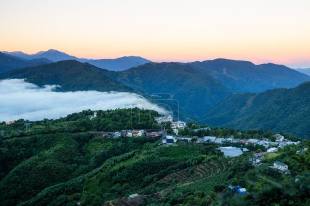 Téléchargez les photos : Lever de soleil sur la ferme Cingjing dans le canton de Renai du comté de Nantou à Taiwan - en image libre de droit