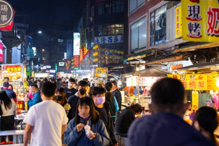 Foto de Keelung, Taiwán - 08 de marzo de 2023: Mercado nocturno de Keelung en Taiwán - Imagen libre de derechos