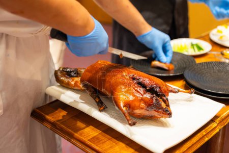 Foto de Chef preparar el pato de Pekín en el restaurante - Imagen libre de derechos