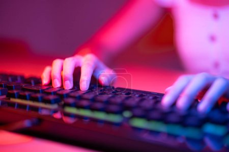 Foto de Mano en el teclado en la sala de estudio profesional de videojuegos cibernéticos - Imagen libre de derechos