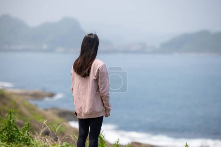 Téléchargez les photos : Femme touristique profiter de la vue sur la mer - en image libre de droit