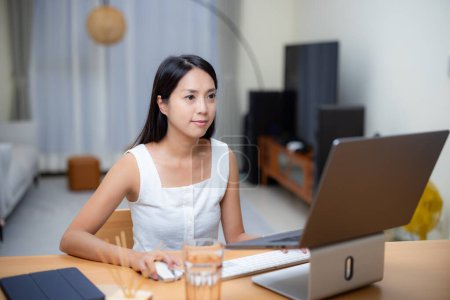Téléchargez les photos : Travail de femme sur ordinateur à la maison - en image libre de droit