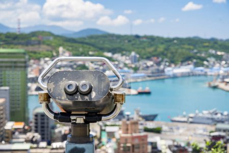 Téléchargez les photos : Vue binoculaire touristique de la ville de Keelung à Taiwan - en image libre de droit