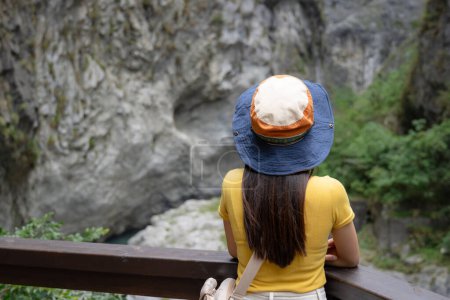 Téléchargez les photos : Voyage femme à Taiwan Parc national du Taroko à Taiwan - en image libre de droit