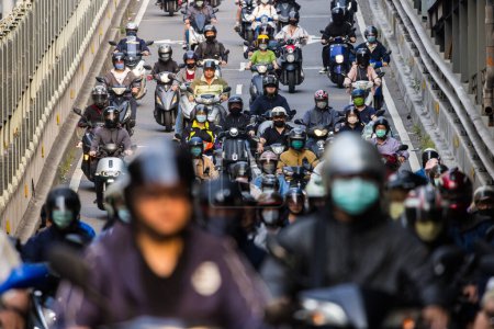 Foto de Taipei, Taiwán - 19 de abril de 2023: Multitud de motocicletas sobre el puente de Taipei - Imagen libre de derechos