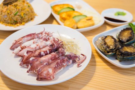 Foto de Calamar al vapor en el plato en el restaurante chino - Imagen libre de derechos