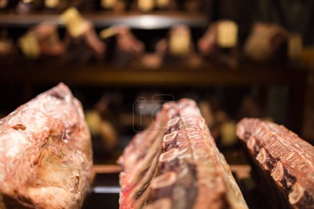 Téléchargez les photos : Vieillissement à sec avec viande de bœuf dans l'entrepôt frigorifique - en image libre de droit