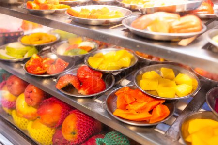 Téléchargez les photos : Variété du plat de fruits dans le marché de rue - en image libre de droit