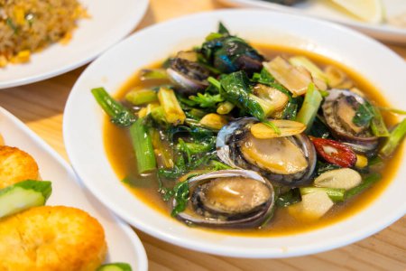Téléchargez les photos : Plat d'ormeau cuit à la vapeur au restaurant chinois - en image libre de droit