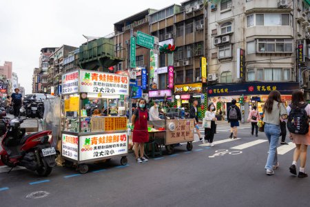 Téléchargez les photos : Taipei, Taiwan - 12 mai 2023 : Vendeur local dans la rue à Taipei - en image libre de droit