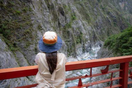 Téléchargez les photos : Touriste Femme aller randonnée dans le parc national de Taroko à Hualien de Taiwan - en image libre de droit