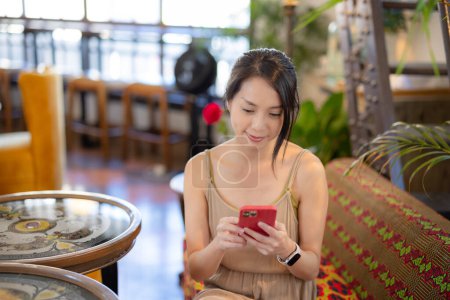 Foto de Mujer utilizar el teléfono móvil en la cafetería - Imagen libre de derechos