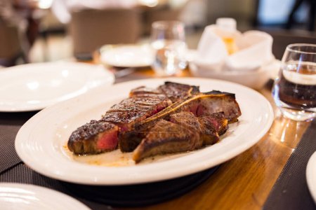 Téléchargez les photos : Steak de boeuf haché grillé dans une assiette - en image libre de droit