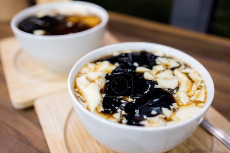 Téléchargez les photos : Dessert avec gelée d'herbe et pudding au tofu - en image libre de droit