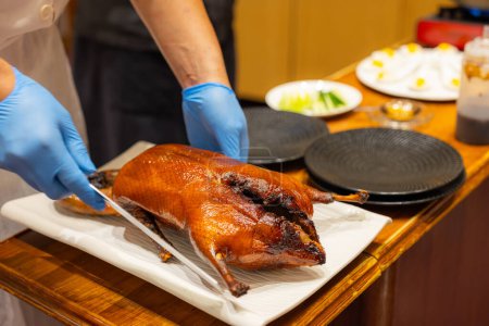 Téléchargez les photos : Chef préparer le canard de Pékin au restaurant - en image libre de droit