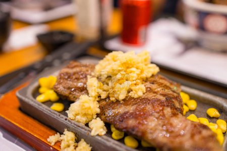 Téléchargez les photos : Poêle grill steak de bœuf avec sauce à l'ail servir sur la table - en image libre de droit