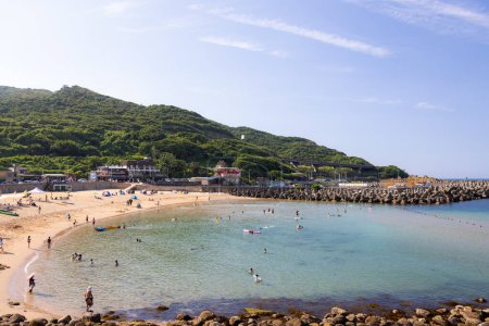 Foto de Taiwán - 06 de julio 2023: Playa de arena a la hora de verano en Taiwán - Imagen libre de derechos