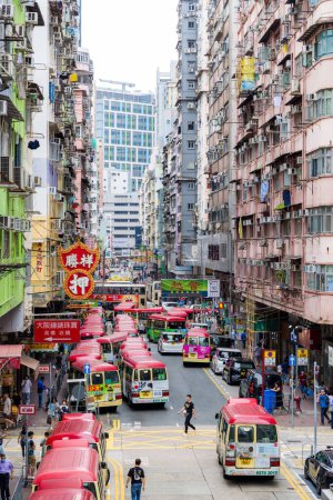 Foto de Hong Kong - 23 de junio de 2023: Ciudad de Hong Kong con mini autobús de piedra en el distrito de Mong Kok - Imagen libre de derechos