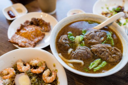 Téléchargez les photos : Nourriture locale taïwanaise bol de nouilles de bœuf braisé - en image libre de droit