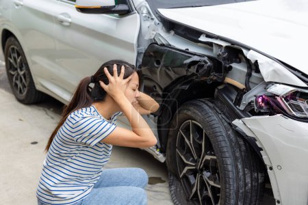 Téléchargez les photos : Femme tombe sur l'accident de voiture sur la route - en image libre de droit