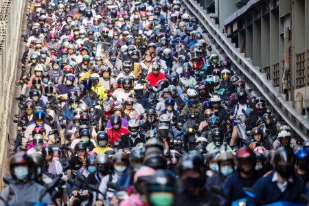 Téléchargez les photos : Taipei, Taiwan - 19 avril 2023 : Une foule de motos franchit le pont de Taipei - en image libre de droit