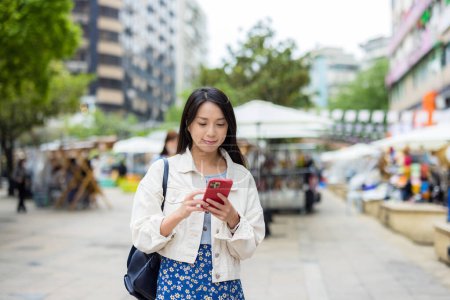 Téléchargez les photos : Femme utilisation du téléphone portable dans la ville de Taipei - en image libre de droit