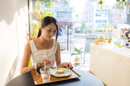 Téléchargez les photos : Femme profiter tarte au citron et café au café - en image libre de droit