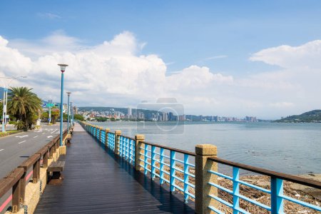 Téléchargez les photos : Taiwan - 23 août 2023 : Passerelle au bord de l'eau à Tamsui - en image libre de droit