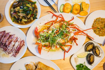 Téléchargez les photos : Restaurant chinois avec beaucoup de plats de fruits de mer - en image libre de droit