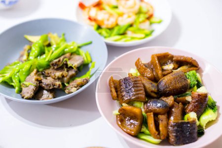 Téléchargez les photos : Asiatique famille dîner à la maison - en image libre de droit