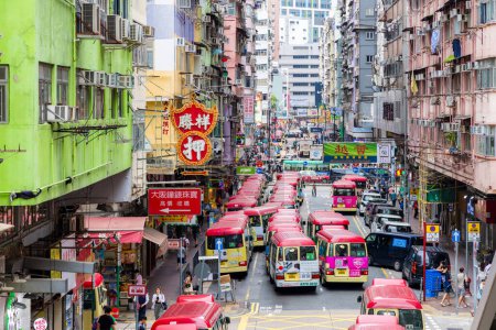 Téléchargez les photos : Hong Kong - 23 juin 2023 : Ville de Hong Kong avec mini pierre de bus dans le district de Mong Kok - en image libre de droit