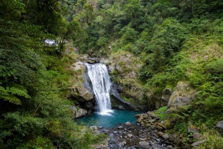 Téléchargez les photos : Chute d'eau forestière dans la zone nationale de loisirs forestiers neidong de taiwan - en image libre de droit