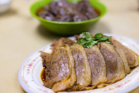 Téléchargez les photos : Nourriture asiatique sauce soja braisée avec tranche d'oie - en image libre de droit