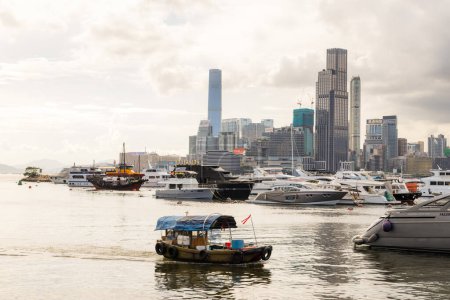 Foto de Hong Kong - 23 de junio de 2023: Causeway Bay waterfront en la ciudad de Hong Kong al atardecer - Imagen libre de derechos