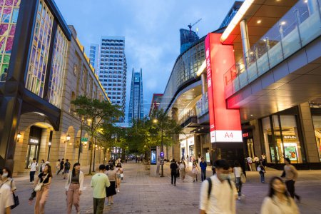 Foto de Taipei - 31 de agosto de 2023: Centro comercial en la ciudad de Taipei al atardecer - Imagen libre de derechos
