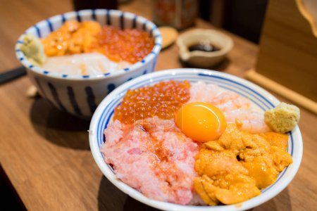 Téléchargez les photos : Sashimi poisson cru fruits de mer bol de riz - en image libre de droit