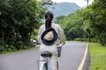Foto de Mujer ir en bicicleta en el campo - Imagen libre de derechos